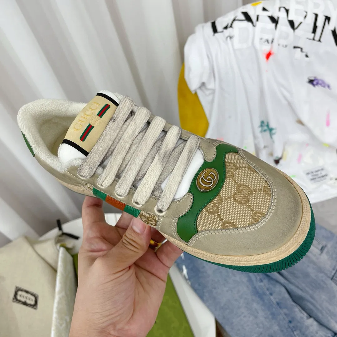Ex-factory price: 540💰 GUCCI Gucci's newly upgraded back cover lining, top-notch old dirty shoes, classic casual sports shoes for couples, retro sneakers and old G family dirty shoes, updated at the counter simultaneously! ①The shoe upper has the same water-based edge coating process as the original version⚠️The ordinary oil edges on the market have a strong glue feel and are easy to fall off! Grade A first-layer nubuck leather (with pores)/matching computer embroidered double G cloth, high-density terry velvet lining. ② A PVC transparent small round mark sealing line is added to the details of the midsole. The mold is opened six times and the jewelry craftsmanship is used to customize the two-color double G buckle, striving to be the same as the original version. A pair of buttons is more than three times more expensive than ordinary buckles on the market. ③An old two-color washable label, the chip is placed on the outer waist of the right foot, the entire shoe is completely hollowed out with rubber technology, TUP material (rubber to distinguish the market) with the latest green packaging from the counter, 3D printed handbag, and a pair of shoelaces. There is no pressure when entering and exiting the counter. You can buy a 1:1 accurate replica of the original version and modify and upgrade it repeatedly. The details are perfectly restored, the materials are all customized, and they are truly top-notch. Please look at the details clearly to identify the quality. Upper: First-layer frosted cowhide/embroidered double G cloth. Lining: original high-density velvet lining. Foot pads: original pearlescent sheepskin. Outsole: private molded vacuum TPU material. Packaging: original top-grade full set packaging at the counter. Shoe size: women's size 35-40, men's size 39-44 (men's size 38, 45🉑️customized, non-returnable)